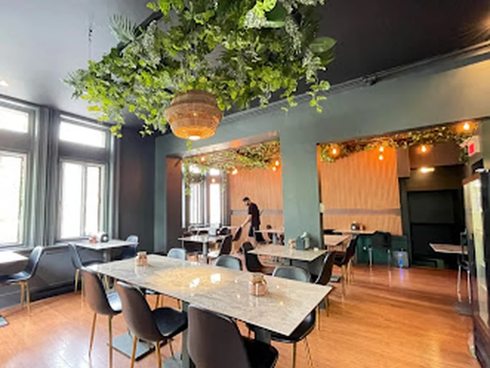 Chez Hailar, Montréal