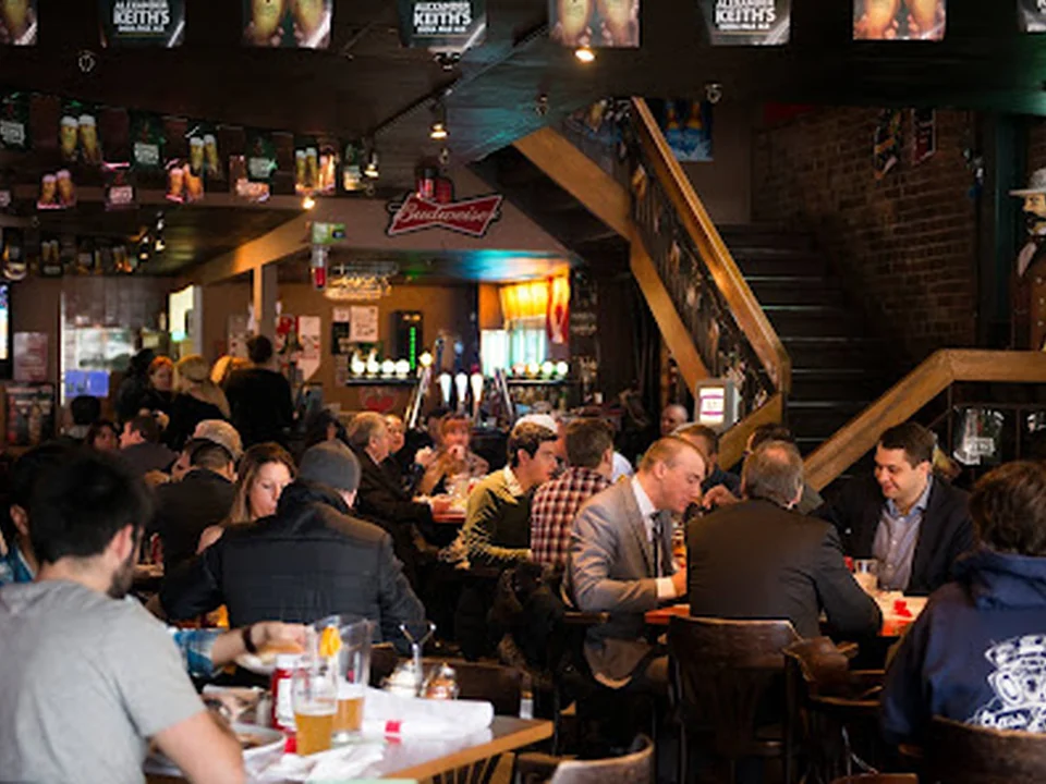 Peel Pub - Sports Bar/Bar Sportif, Montréal