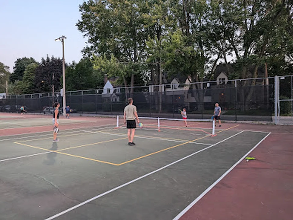 Terrains de tennis et de pickleball du parc Warren-Allmand (Somerled), Montréal