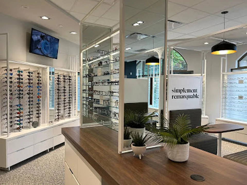 IRIS Optométristes et Opticiens - Le Sanctuaire, Montréal