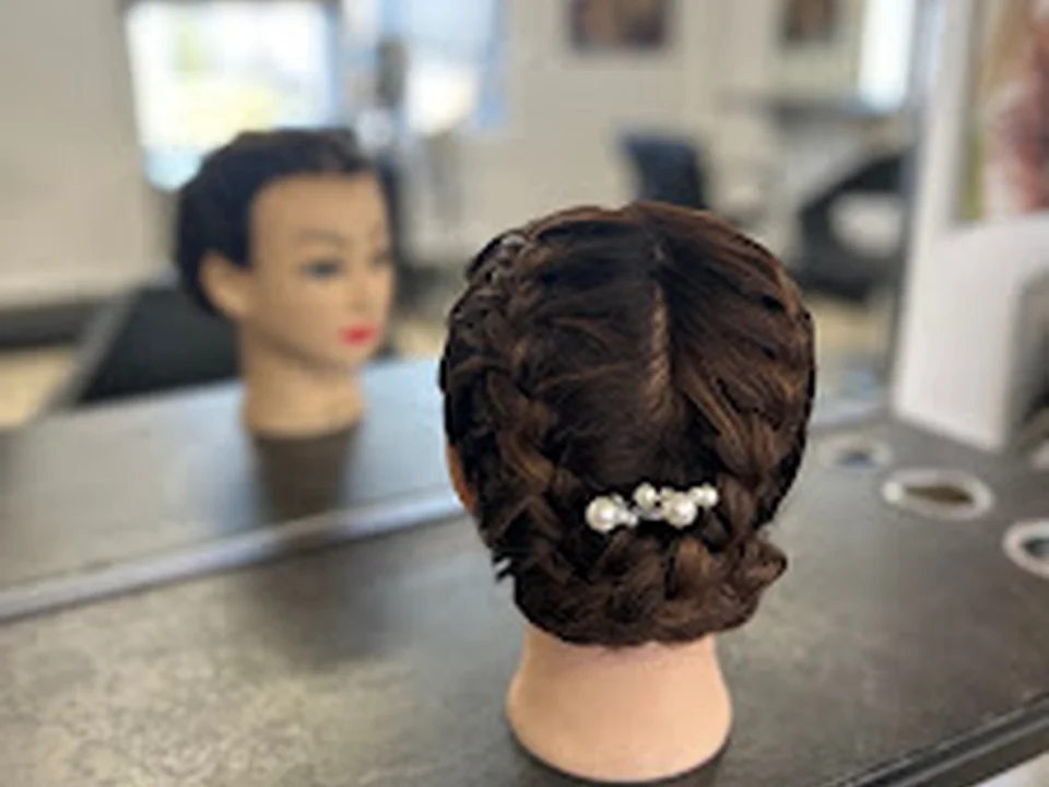 Academie De Coiffure Hilda / Hairdressing, Makeup & Barber Course, Montréal