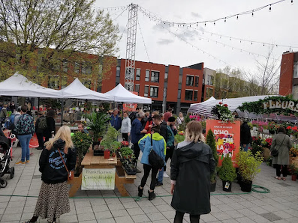 Place Simon-Valois, Montréal