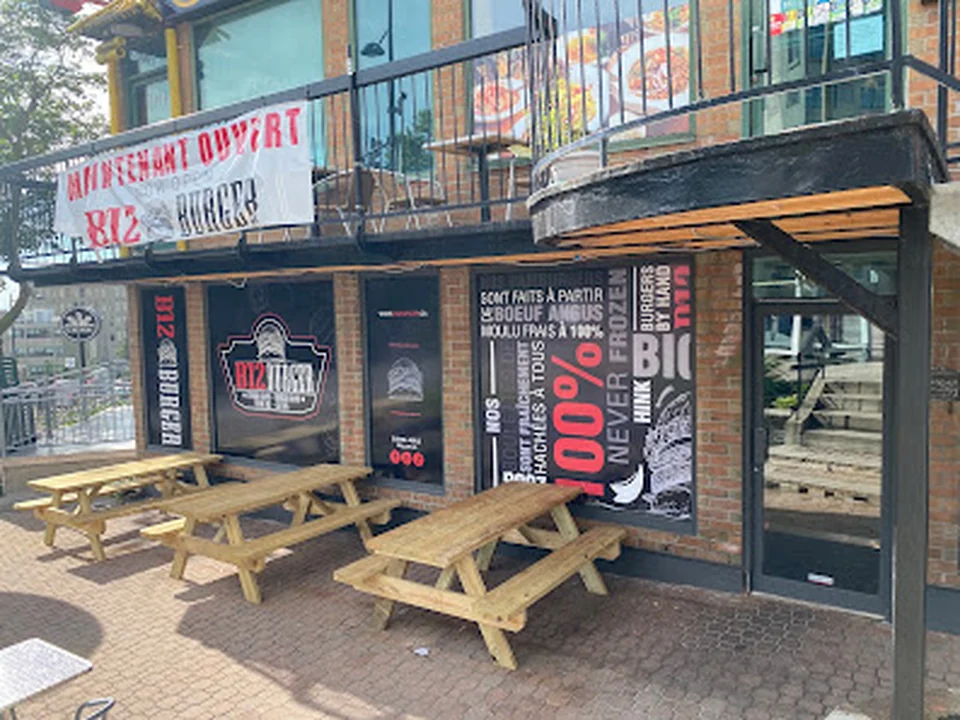 B12 Burger CDN, Montréal