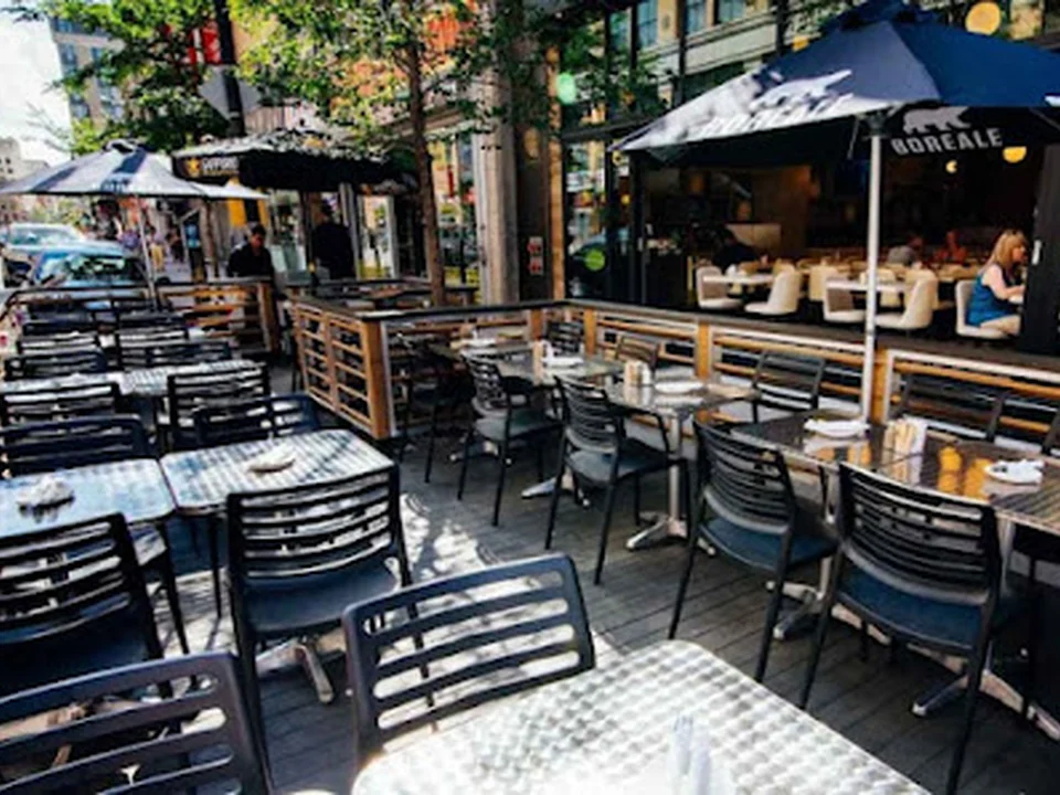 Universel Déjeuners et Grillades, Montréal