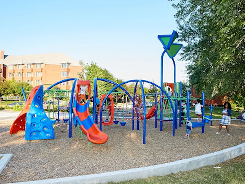 Aire de jeux pour enfants parc Roger-Rousseau, Montréal